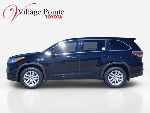 Midnight Black Metallic 2016 Toyota Highlander LE