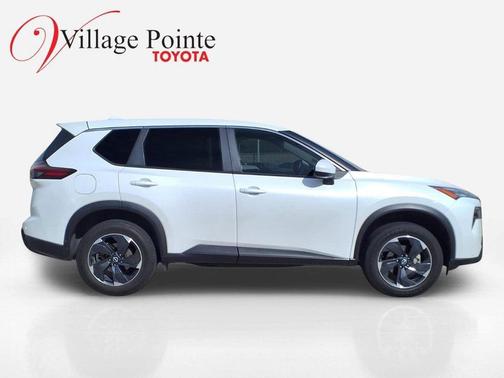 Everest White Pearl 2024 Nissan Rogue SV