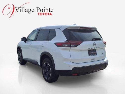 Everest White Pearl 2024 Nissan Rogue SV