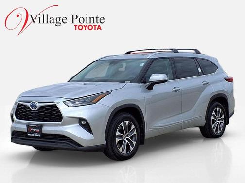 Celestial Silver Metallic 2022 Toyota Highlander Hybrid XLE