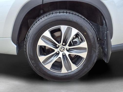 Celestial Silver Metallic 2022 Toyota Highlander Hybrid XLE