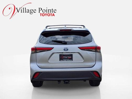 Celestial Silver Metallic 2022 Toyota Highlander Hybrid XLE