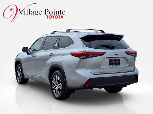Celestial Silver Metallic 2022 Toyota Highlander Hybrid XLE