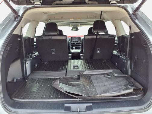 Celestial Silver Metallic 2022 Toyota Highlander Hybrid XLE