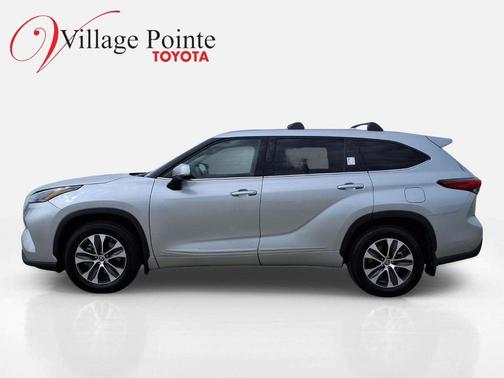 Celestial Silver Metallic 2022 Toyota Highlander Hybrid XLE