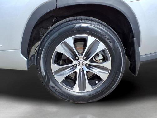 Celestial Silver Metallic 2022 Toyota Highlander XLE