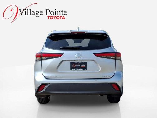 Celestial Silver Metallic 2022 Toyota Highlander XLE