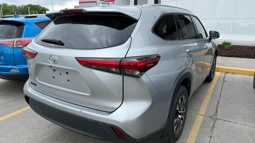 Celestial Silver Metallic 2022 Toyota Highlander XLE