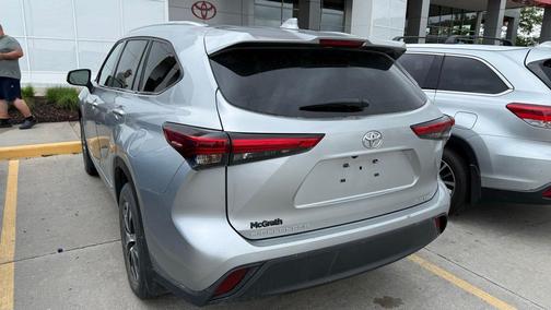 Celestial Silver Metallic 2022 Toyota Highlander XLE