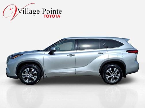 Celestial Silver Metallic 2022 Toyota Highlander XLE