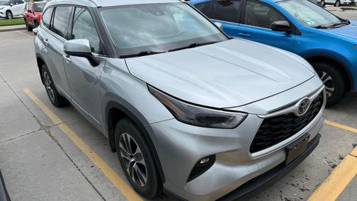 Celestial Silver Metallic 2022 Toyota Highlander XLE