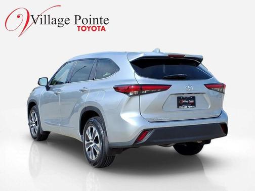 Celestial Silver Metallic 2022 Toyota Highlander XLE