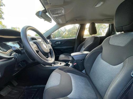 2016 Jeep Cherokee Sport