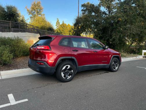 2016 Jeep Cherokee Sport