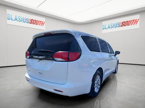 Bright White Clearcoat 2022 Chrysler Voyager LX