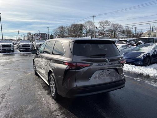 2022 Toyota Sienna LE