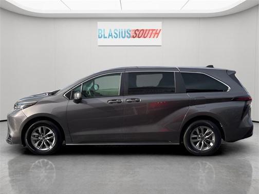 2022 Toyota Sienna LE