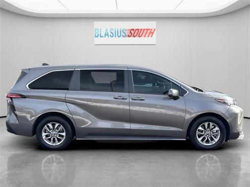 2022 Toyota Sienna LE