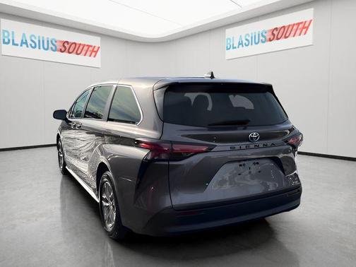 2022 Toyota Sienna LE