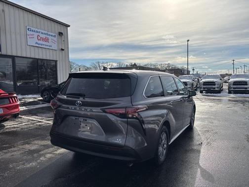 2022 Toyota Sienna LE
