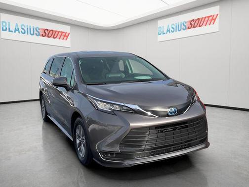 2022 Toyota Sienna LE