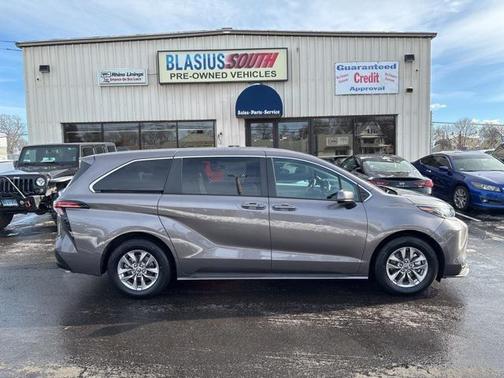 2022 Toyota Sienna LE
