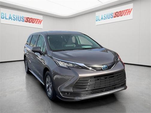 2022 Toyota Sienna LE