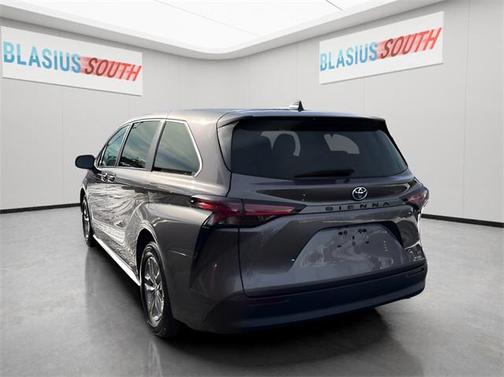 2022 Toyota Sienna LE