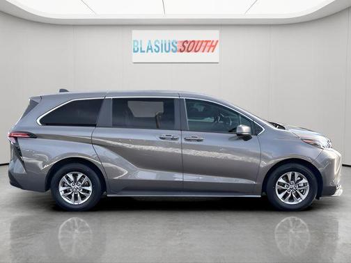 2022 Toyota Sienna LE