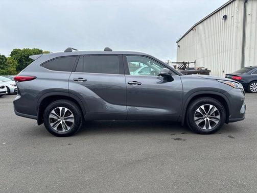 Magnetic Gray Metallic 2020 Toyota Highlander XLE