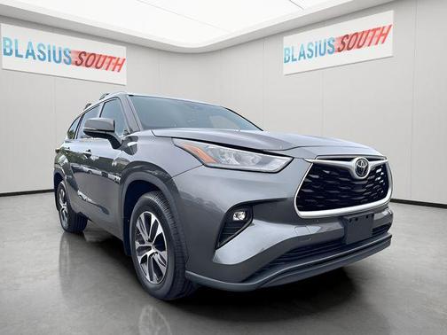 Magnetic Gray Metallic 2020 Toyota Highlander XLE