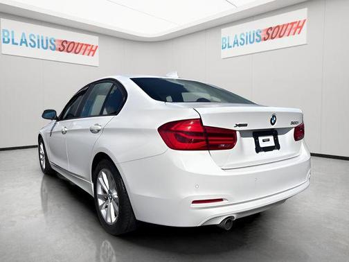 Alpine White 2017 BMW 320 i