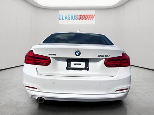 Alpine White 2017 BMW 320 i