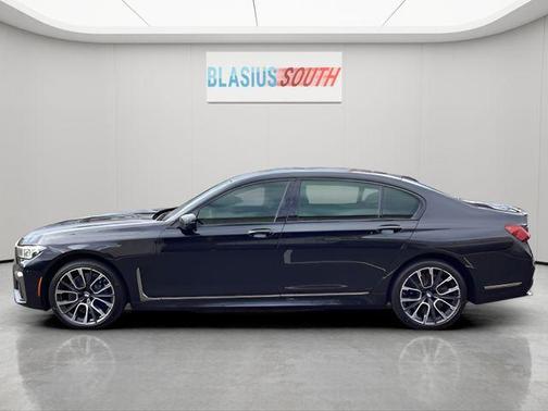 Black Sapphire Metallic 2022 BMW M760 xDrive
