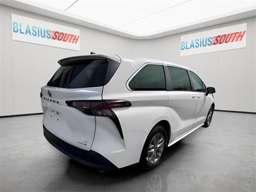 2023 Toyota Sienna LE