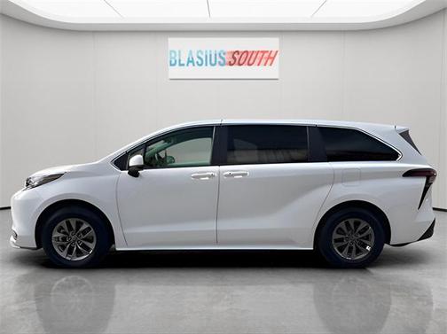 2023 Toyota Sienna LE
