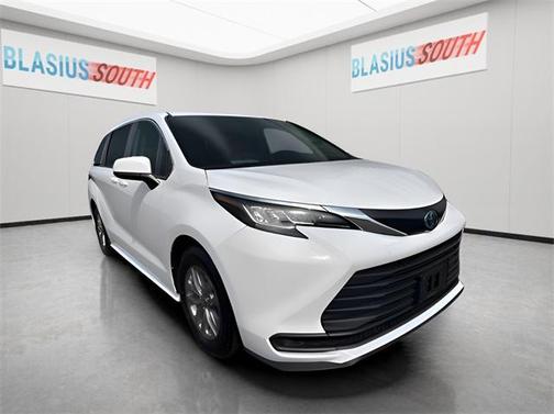 2023 Toyota Sienna LE