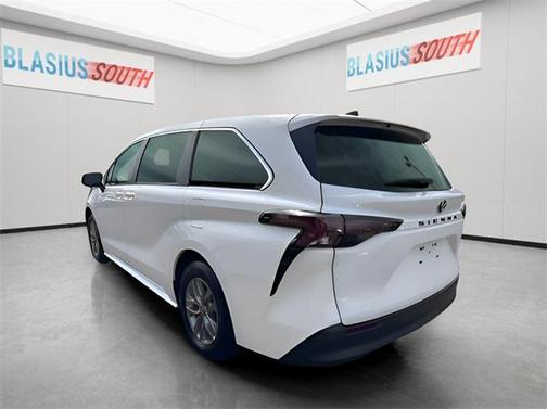 2023 Toyota Sienna LE