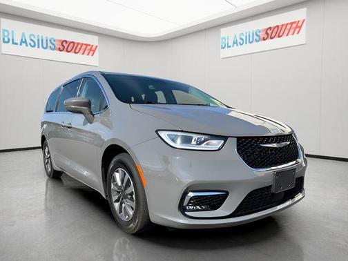 Ceramic Gray Clearcoat 2022 Chrysler Pacifica Hybrid Touring L