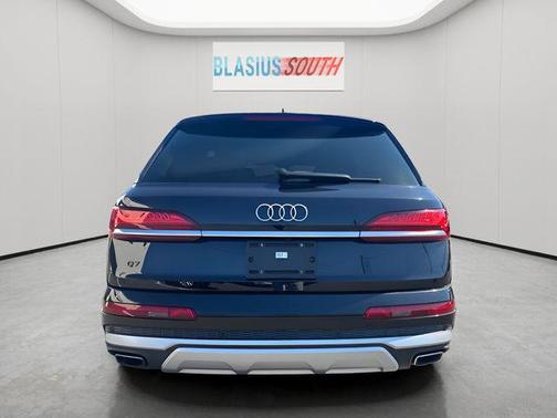 Mythos Black Metallic 2025 Audi Q7 55 Premium