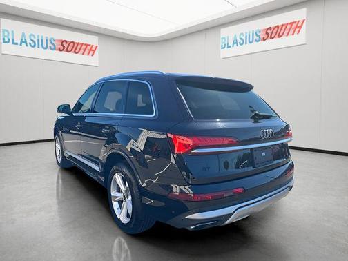 Mythos Black Metallic 2025 Audi Q7 55 Premium