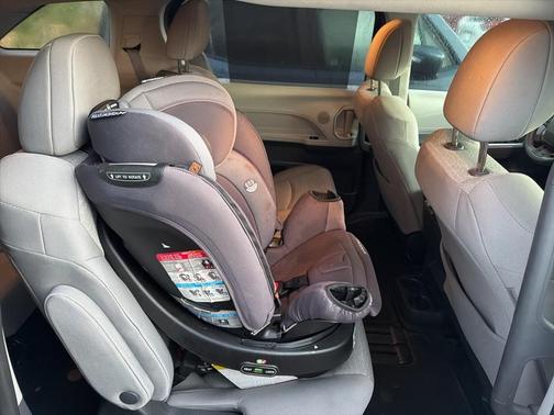 2023 Toyota Sienna LE