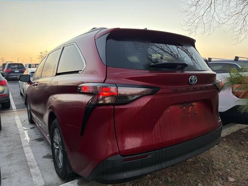 2023 Toyota Sienna LE