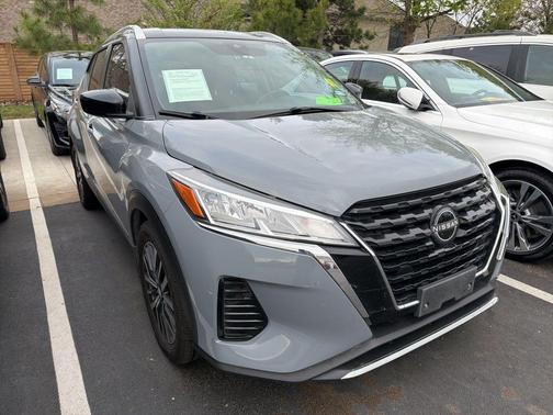 2 Tone Gray / Black Roof 2022 Nissan Kicks SV