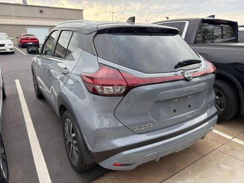 2 Tone Gray / Black Roof 2022 Nissan Kicks SV