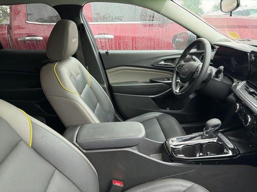Mosaic Black Metallic 2025 Chevrolet Trax ACTIV