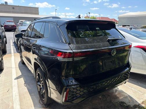 Deep Black Pearl Effect 2025 Volkswagen Tiguan 2.0T SE R-Line Black