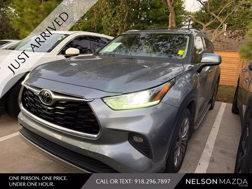 Moon Dust 2021 Toyota Highlander Platinum