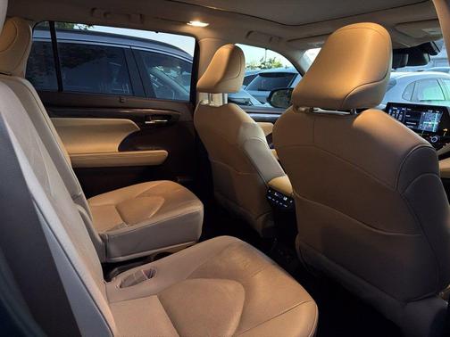 Moon Dust 2021 Toyota Highlander Platinum