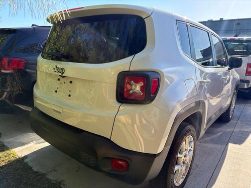 Alpine White Clearcoat 2023 Jeep Renegade Latitude